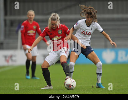 Manchester United, John Smith (à gauche) et Tottenham Hotspur's Rosella Ayane bataille pour la balle durant la FA Women's super match de championnat à la ruche, Barnet. Banque D'Images