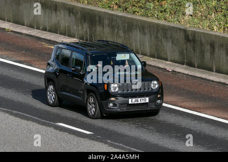 2016 Jeep Renegade Longitude noir M-Jet, voyageant sur l'autoroute M6 près de Preston dans le Lancashire, Royaume-Uni Banque D'Images