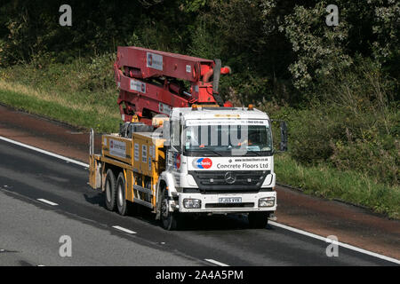 Une technique béton camion Mercedes la position vers le sud sur l'autoroute M6 près de Preston dans le Lancashire, Royaume-Uni Banque D'Images