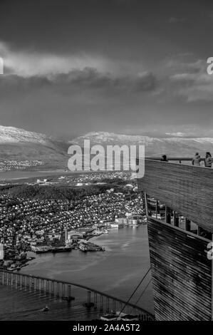 Fjellheisen donnant sur Tromsø, pont de Tromsø et un port avec des montagnes en arrière-plan Banque D'Images