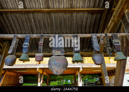 Tradition Suisse cloches suspendues dans la ferme suisse, dans le Canton de Bâle, Suisse. Banque D'Images