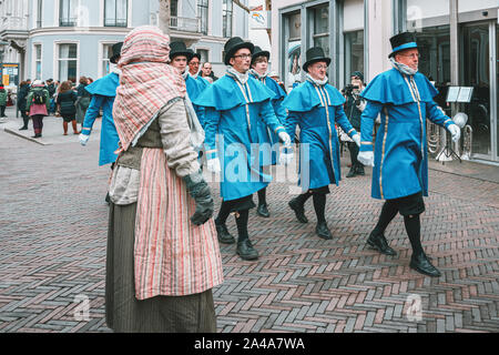 Deventer, Pays-Bas, le 15 décembre 2018 : Procession d'hommes habillés en costume victorien bleu au cours de la Dickens Festival à Deventer Banque D'Images