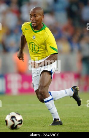 Stade FIFA Cologne Allemagne 22.06.2005, Football : Coupe des Confédérations, le Japon (JPN, bleu) vs Brésil (BRA, jaune) 2:2 ; Ze Roberto (BRA) Banque D'Images