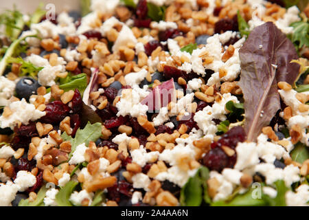Belle salade complète à la feta, contenant des bleuets, les noix et les épinards Banque D'Images