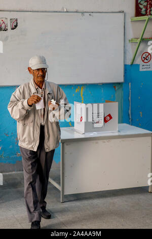 Tunis, Tunisie. 13 Oct, 2019. Homme d'une voix à un bureau de vote lors du second tour de l'élection présidentielle tunisienne entre les candidats à l'élection présidentielle Kais Saied et Nabil Karoui. Credit : Khaled Nasraoui/dpa/Alamy Live News Banque D'Images