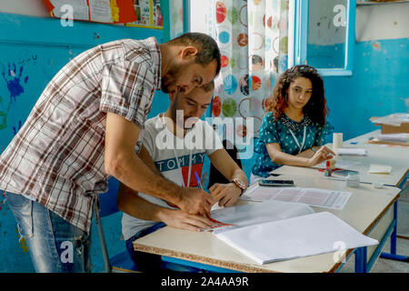 Tunis, Tunisie. 13 Oct, 2019. Homme d'une voix à un bureau de vote lors du second tour de l'élection présidentielle tunisienne entre les candidats à l'élection présidentielle Kais Saied et Nabil Karoui. Credit : Khaled Nasraoui/dpa/Alamy Live News Banque D'Images