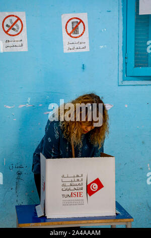 Tunis, Tunisie. 13 Oct, 2019. Voix d'une femme dans un bureau de scrutin lors du second tour de l'élection présidentielle tunisienne entre les candidats à l'élection présidentielle Kais Saied et Nabil Karoui. Credit : Khaled Nasraoui/dpa/Alamy Live News Banque D'Images