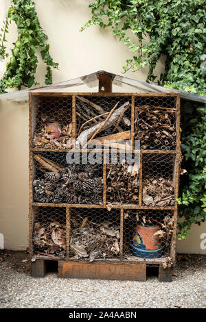 Hôtel d'insectes à l'extérieur de l'hôtel de ville, Bedoin, Provence, France. Banque D'Images