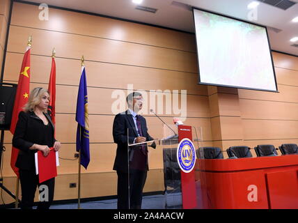 Tirana, Albanie. 12 octobre, 2019. L'ambassadeur chinois en Albanie Zhou Ding (R) parle à un symposium à Vlora, le sud-ouest de l'Albanie, le 12 octobre 2019. Un colloque a débuté samedi dans 'Ismail Qemali' dans le sud-ouest de l'Albanie Vlora Université pour marquer le 70e anniversaire de l'établissement de liens diplomatiques entre l'Albanie et la République populaire de Chine (RPC). Credit : Zhang Liyun/Xinhua/Alamy Live News Banque D'Images