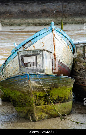 Le cimetière de bateaux de Noirmoutier. Close-up des épaves de vieux bateaux de pêche empilés les uns sur les autres Banque D'Images