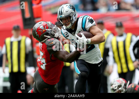 Tottenham Hotspur Stadium, Londres, Royaume-Uni. 13 Oct, 2019. Ligue nationale de football, Panthers contre Tampa Bay Buccaneers ; Caroline Panthère Running Back Christian McCaffrey (22) évite de Tampa Bay Buccaneers Linebacker Devin blanc (45) attaquer les scores et une touche vers le bas pour 15-7 - Usage Éditorial : Action Crédit Plus Sport/Alamy Live News Banque D'Images