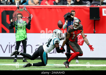 Tottenham Hotspur Stadium, Londres, Royaume-Uni. 13 Oct, 2019. Ligue nationale de football, Panthers contre Tampa Bay Buccaneers ; Tampa Bay Buccaneers Receveur Mike Evans (13) fumbles la balle - usage éditorial : Action Crédit Plus Sport/Alamy Live News Banque D'Images