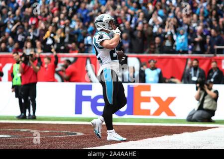 Tottenham Hotspur Stadium, Londres, Royaume-Uni. 13 Oct, 2019. Ligue nationale de football, Panthers contre Tampa Bay Buccaneers ; Caroline Panthère Running Back Christian McCaffrey (22) célèbre comme il marque une touche vers le bas pour 15-7 - Usage Éditorial : Action Crédit Plus Sport/Alamy Live News Banque D'Images