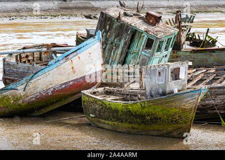 Le cimetière de bateaux de Noirmoutier. Close-up des épaves de vieux bateaux de pêche empilés les uns sur les autres Banque D'Images