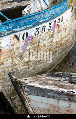 Le cimetière de bateaux de Noirmoutier. Close-up des épaves de vieux bateaux de pêche empilés les uns sur les autres Banque D'Images