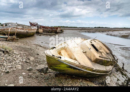 Le cimetière de bateaux de Noirmoutier. L'épave d'un vieux voilier démâté est échoué sur la vase à marée basse. Banque D'Images