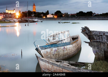 Le cimetière de bateaux de Noirmoutier tôt le matin. Un groupe d'épaves de bateaux de pêche en bois ancien à marée haute Banque D'Images