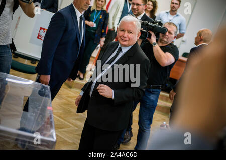 Jaroslaw Kaczynski un avocat et l'actuel chef du parti de la Justice et de la loi à un bureau de scrutin pour voter lors de l'élection générale. Banque D'Images