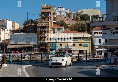 Agios Nikolaos, Crète, Grèce. 2019. Le bord de mer de cette jolie ville sur le golfe de Mirabello. Populaire avec les vacanciers et Banque D'Images