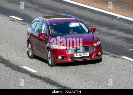 2016 Ford Mondeo TDCI Titanium rouge ; Auto UK le trafic de véhicules, transports, voitures, moderne, vers le sud sur la voie 3 de l'autoroute M6. Banque D'Images