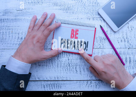 Inscrivez-texte montrant être préparé. Texte photo entreprise essayer être toujours prêt à faire ou faire face à quelque chose de main tenir note papier près de matériel écrit et mo Banque D'Images