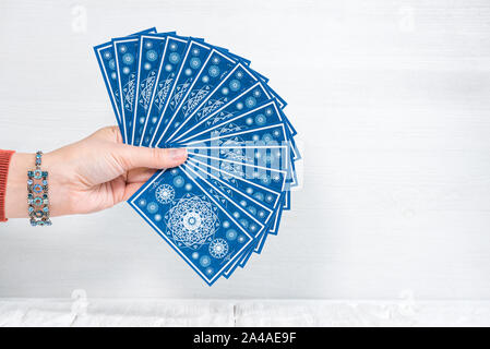 Cartes de Tarot à Fortune Teller main sur table en bois blanc, arrière-plan. La lecture de l'avenir. Banque D'Images