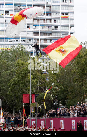 Madrid, Espagne. 12 octobre, 2019. Au parachutiste le défilé militaire pour la fête nationale espagnole. Madrid, 12.10.2019 | Conditions de crédit dans le monde entier : dpa/Alamy Live News Banque D'Images