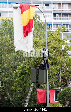 Madrid, Espagne. 12 octobre, 2019. Au parachutiste le défilé militaire pour la fête nationale espagnole. Madrid, 12.10.2019 | Conditions de crédit dans le monde entier : dpa/Alamy Live News Banque D'Images