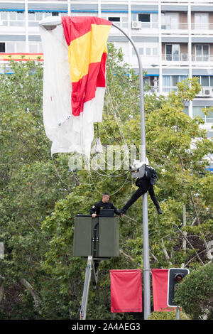 Madrid, Espagne. 12 octobre, 2019. Au parachutiste le défilé militaire pour la fête nationale espagnole. Madrid, 12.10.2019 | Conditions de crédit dans le monde entier : dpa/Alamy Live News Banque D'Images