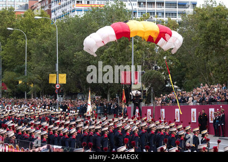 Madrid, Espagne. 12 octobre, 2019. Au parachutiste le défilé militaire pour la fête nationale espagnole. Madrid, 12.10.2019 | Conditions de crédit dans le monde entier : dpa/Alamy Live News Banque D'Images