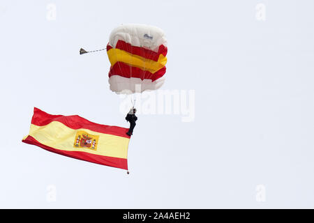 Madrid, Espagne. 12 octobre, 2019. Au parachutiste le défilé militaire pour la fête nationale espagnole. Madrid, 12.10.2019 | Conditions de crédit dans le monde entier : dpa/Alamy Live News Banque D'Images