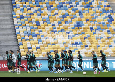 Kiev, Ukraine. 13 Oct, 2019. Les joueurs de l'équipe nationale du Portugal participe à une session de formation de son équipe à l'stade Olimpiyskiy à Kiev, Ukraine, 13 octobre 2019. Le Portugal fait face à l'Ukraine dans le qualificatif de l'UEFA Euro 2020 Groupe B match de football le 14 octobre. Crédit : Serg Glovny/ZUMA/Alamy Fil Live News Banque D'Images