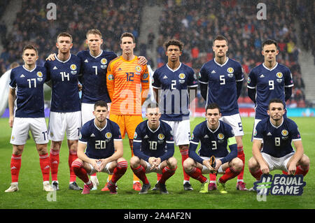 L'Écosse joueurs (rangée du haut de gauche à droite) James Forrest, Stuart Scott Findlay, McTominay, Jon McLaughlin, Liam Palmer, Michael Devlin et Lawrence Shankland (rangée du bas, de gauche à droite) Ryan Christie, Callum McGregor, Andrew Robertson et John McGinn en avant de l'UEFA Euro 2020 match de qualification à l'Hampden Park, Glasgow. Banque D'Images