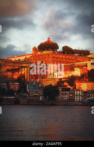 Magnifique coucher de soleil dans la ville de Porto, Portugal Banque D'Images