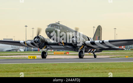 ZA947 C-47 Dakota de la Royal Air Force, Battle of Britain Memorial Flight, s'apprête à quitter l'aéroport de Manchester poster les réparations. Banque D'Images