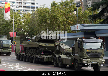 Madrid, Espagne. 12 octobre, 2019. Réservoir à la parade militaire de la fête nationale espagnole. Madrid, 12.10.2019 | Conditions de crédit dans le monde entier : dpa/Alamy Live News Banque D'Images