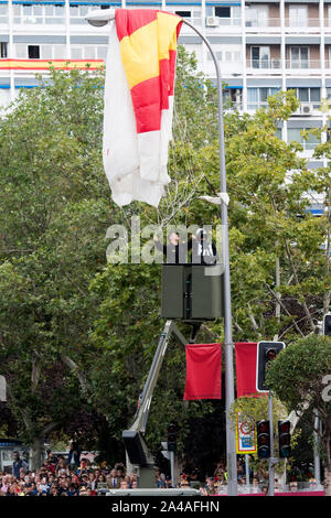 Madrid, Espagne. 12 octobre, 2019. Au parachutiste le défilé militaire pour la fête nationale espagnole. Madrid, 12.10.2019 | Conditions de crédit dans le monde entier : dpa/Alamy Live News Banque D'Images
