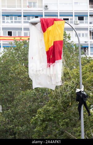 Madrid, Espagne. 12 octobre, 2019. Au parachutiste le défilé militaire pour la fête nationale espagnole. Madrid, 12.10.2019 | Conditions de crédit dans le monde entier : dpa/Alamy Live News Banque D'Images