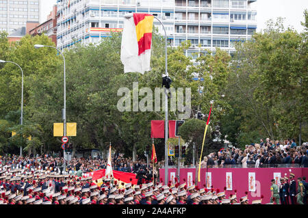 Madrid, Espagne. 12 octobre, 2019. Au parachutiste le défilé militaire pour la fête nationale espagnole. Madrid, 12.10.2019 | Conditions de crédit dans le monde entier : dpa/Alamy Live News Banque D'Images