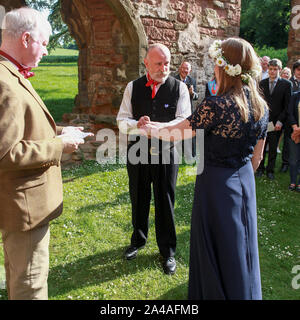 Cette image se rapporte à une cérémonie de mariage dans le Shropshire. Mariage, d'après l'époux, remonte au 11ème siècle. Banque D'Images