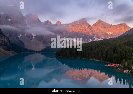 Le lac Moraine et la vallée des Dix-Pics au lever du soleil, Lake Louise, Canada Banque D'Images