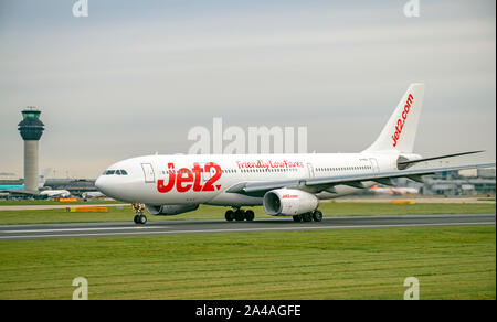 Jet2 Airbus A330-200 le matériel roulant pour le décollage à l'aéroport de Manchester Banque D'Images