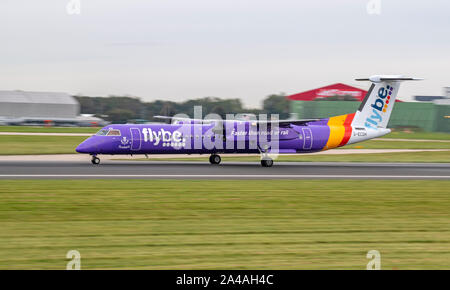 Flybe de Havilland Canada DHC-8-400Q / Bombardier Q400 G-ECOK à l'aéroport de Manchester Banque D'Images