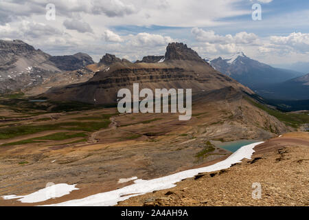 Vue sur le pic de dolomite du cirque maximum, Canada Banque D'Images