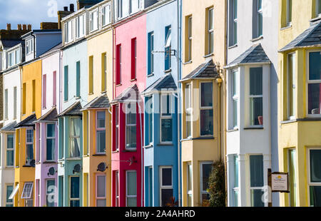 Mulitcolored Marine Terrace Apartments avec front de mer, dans le Nord du Pays de Galles, Royaume-Uni Criccieth Banque D'Images