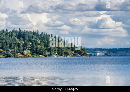 Survolez les nuages flottant à Mercer Island dans l'État de Washington. Banque D'Images