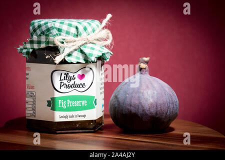 Confiture de figues faite maison, avec la commercialisation du produit. Banque D'Images