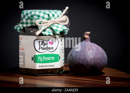 Confiture de figues faite maison, avec la commercialisation du produit. Banque D'Images