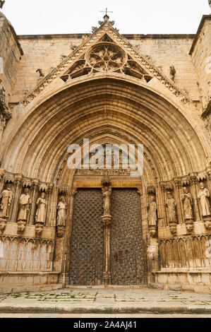 Apôtres porte de Santa Maria la Mayor, une église gothique et renaissance à Morella, un des plus beaux villages d'Espagne (Maestrazgo, Castellón) Banque D'Images