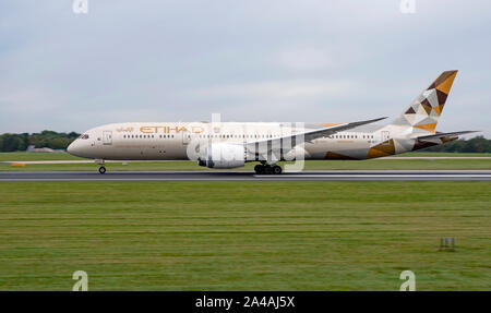 Etihad Airways Boeing 787-9 Dreamliner,,, A6-BLT, à l'aéroport de Manchester à Gold Livery "d'Abu Dhabi pour le monde" Banque D'Images